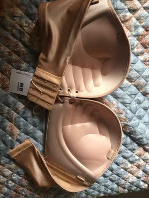 宝贝非常好，料子很舒服，穿上特别显型，带子滑滑的，手感也不错，很喜欢，很满意，喜欢的小姐姐可以放心购买啦！