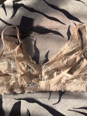 第一次在拉拉家购买，蕾丝柔软舒适，很温柔的感觉，后悔没买一套，搭配内裤会更完美