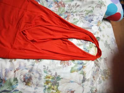 衣服面料摸着舒服，穿上也很有诱惑，老婆很喜欢，快递也很快，客服的态度也很好，喜欢的赶紧下单了