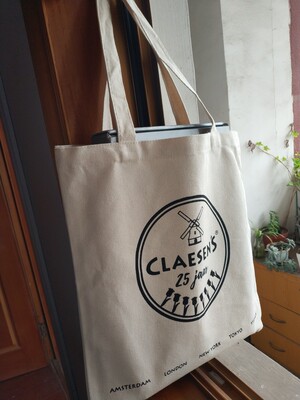 包装盒、字体都很清新，送的帆布袋也是日常百搭款。每个bra配了一个很中国风的袋子，材质和盘扣看着好感倍增。试穿了一下，bra尺码正好，没有钢圈的束缚，下围比较舒服。就是没有有钢圈的有型，没有聚拢之类的效果，但舒服就好，秋冬就要来了，舒适才是王道。到底怎样还要之后穿了才能有评价。买了三款，没款没有蝴蝶结的那款效果好