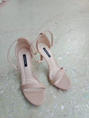 强烈打call,两个色都入了,鞋子是honey girl的,质量超级好!鞋子柔软不硌脚,而且前脚掌那里有加厚,穿起来没那么累脚,码数很正,我是肉脚,穿起来也没有很紧,每天踩着高跟去上课~ 强烈打call,两个色都入了,鞋子是honey girl的,质量超级好!鞋子柔软不硌脚,而且前脚掌那里有加厚,穿起来没那么累脚,码数很正,我是肉脚,穿起来也没有很紧,每天踩着高跟去上课~