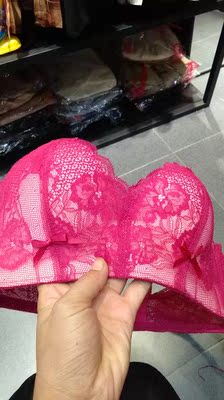 在网上买过很多次内内，这次是最最开心的一次，真的没想到质量这么好，穿着也很棒，真的很爱！平胸妹子的福星！颜色也很正，最重要的是质量杠杠滴。