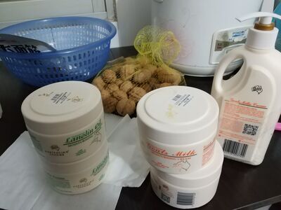 价格实惠，润肤效果相对不错，冬天必备品，份量也挺多多的，够用几个月了！