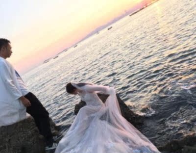 为了拍婚纱照买的，贴上去没有掉，很好！质量非常好，与卖家描述的完全一致，聚拢效果非常满意,透气性也不错，真的很喜欢，完全超出期望值，发货速度非常快，包装非常仔细、严实，物流公司服务态度很好，运送速度很快，没有耽误拍婚纱的时间，很满意的一次购物，上个拍照的花絮。