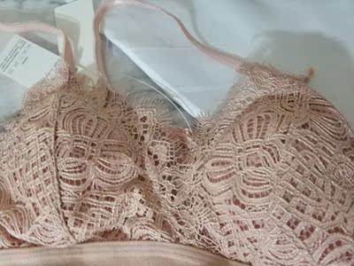 物流很快 收到很满意也合身。。适合我这种小胸的，料子也舒服，很棒