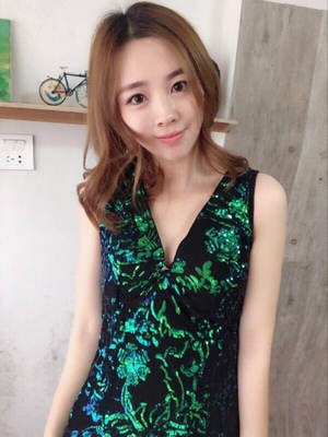 质感很好，贴在胸上不会有不舒服的感觉，质量很好卖家服务态度好，还送了小礼品，宝贝包装精致，东西很上档次，和店里八九十的差 不多我婚纱摄影拍了一天到晚上十二点，带着很舒服，粘性强也不掉，出汗了一点，没有出现过敏现象，效果也好，值得推荐，全五分，强烈推荐好评如潮，良心卖家值得信赖。