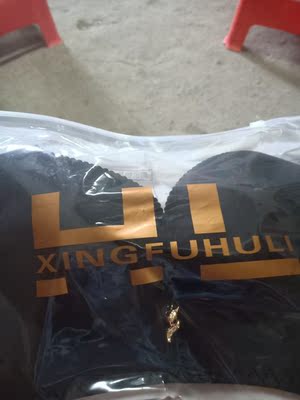 之前都是穿幸福狐狸这个牌子的内衣！无钢圈穿起来很舒服，原来都是薇商买的一套价格都很贵！淘宝店买了4件价格实惠正品很划算！胖起来穿34B有点紧！卖家赠送了排扣很贴心！很满意！喜欢的MM快快下手吧！