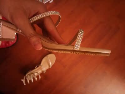 真心好漂亮的，而且一开始还怀疑买贵了，因为别的卖家都是88左右的价钱，评论里看着都一样，有点纠结要不要买这个，今天拿鞋子看了一下，质量很好至少我满意，亮闪亮闪的，我这个人真的有点懒一般的时候我都是懒得评论的。卖家大大客服态度很好的，下次我还要在他们家买，诚信就是这样来的嘛，支持卖家大大，祝生意兴隆哈！（真不是复制粘贴的(●'◡'●)ﾉ❤我看着好看然后穿着照了几张照片的）