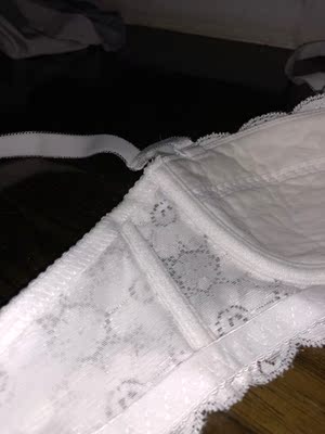 质量确实还可以，一点也不勒。蕾丝也没有刮丝。       （这是一个好评模板，既然本仙女写下了，说明对商品的质量和外观都是认可的，为了积分不想一样一样去写，质量非常好，与卖家描述的完全一致&，非常满意,真的很喜欢，完全超出期望值，发货速度非常快，包装非常仔细、严实，物流公司服务态度很好，运送速度很快，很满意的一次购物）