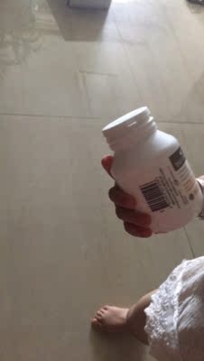 口味很淡，宝宝超级爱吃，吃了一年半了，我觉得挺有效果，之前有半个多月没吃，宝宝头发就有点轻微发黄，后来继续坚持吃，头发又变回黑色。另外，乳钙最好晚上睡觉之前吃，补钙效果最好。物流送货速度快，卖家服务态度超级好。以后会继续购买。