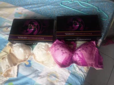 以前买一点味道都没有，很好，这次买的味道刺鼻，以为洗一下就好了。洗了一点改变都没有，还是那么刺鼻