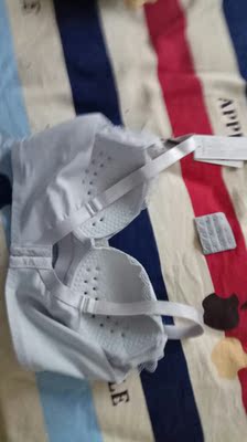 衣服收到了，那回在实体店买的，穿上挺好的，舒服，没钢圈，小罩杯，薄款的而且还很有型，还有那个小窟窿眼儿透气的，那次先想在实体店买的在网上收了终于收搜了，而且和那个一模一样，穿的好说以就又买了，那回在实体店试处理的，没有号了，没想到在网上还收到了，总而言之挺不错的。还送了备扣。