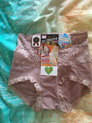 买了三件，不同颜色的，卖家很有耐心，已经很晚了也没有不耐烦。送闺蜜一件，希望她满意，已经洗了等穿过再来追评吧，祝卖家生意越来越好！