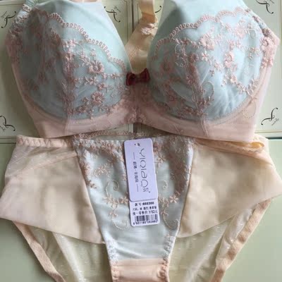 苹果原相机拍的 嗯挺好看的 选的丝绵的 感觉码数偏小 但是我比较懒不想退换货 觉得麻烦 送的这个扣对我来说没啥用……料子摸起来还可以 但是真的这一看就码数偏小 根本不是34D的胸 像C哈哈哈哈哈 试过内衣还是全新不知道是不是拿来作为收藏…… 苹果原相机拍的 嗯挺好看的 选的丝绵的 感觉码数偏小 但是我比较懒不想退换货 觉得麻烦 送的这个扣对我来说没啥用……料子摸起来还可以 但是真的这一看就码数偏小 根本不是34D的胸 像C哈哈哈哈哈 试过内衣还是全新不知道是不是拿来作为收藏……