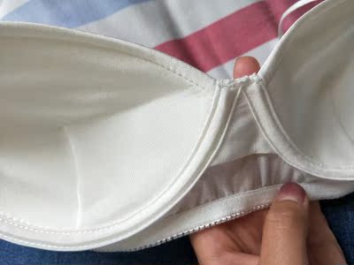 特别柔软,没有钢圈,穿上几乎没什么感觉,适合夏天,卖家送了肩带和扣,尺码拿不准,在卖家建议下买的码数正好。感谢卖家让我购物很愉快 特别柔软,没有钢圈,穿上几乎没什么感觉,适合夏天,卖家送了肩带和扣,尺码拿不准,在卖家建议下买的码数正好。感谢卖家让我购物很愉快