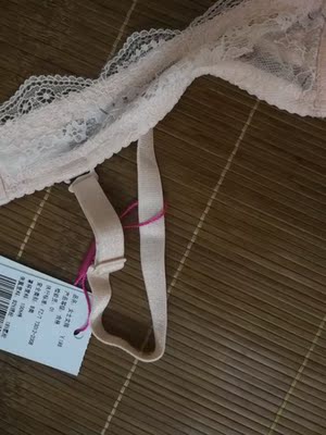 首先的话谢谢客服，我买的时候让她帮我备注过几天再发货的，备注了，也按时发货，感谢啦。然后说说杯型，是真的很小，第一次见这么小的，有点出乎意外了。很轻薄，我这种aa胸穿上，基本就等于平了，适合夏天穿吧，不过杯型实在不是很喜欢，应该不会回购这款了。