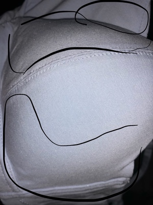 跟预期的不太符合，有点失望&hellip;买了两件，一件先发另外一件后来发的&hellip;然后发现两件里面的海绵不一样&hellip;蓝色款的不封边，黑色款的封边&hellip;客服说是新款&hellip;而且我自己感觉海绵质量不太好，一般般&hellip;不太符合她的价格，不太满意&hellip;关键我洗了一件蓝色的内衣，收的时候发现在阳光下闪亮光？？？是在里面加荧光剂了？？？？一脸懵逼&hellip;拍了一张室内的&hellip;感觉怪怪的&hellip;本来也买了内外的，虽然差了20，但感觉内外的好多了&hellip;推荐你们还是买内外的！