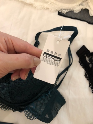 特别好穿。特别好看。到货很久了。一直出门在外。一起买的三款都喜欢。超赞。美美哒。 特别好穿。特别好看。到货很久了。一直出门在外。一起买的三款都喜欢。超赞。美美哒。