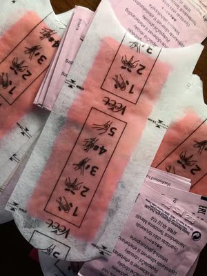 闻到了西瓜口香糖的味道,很薄。和在屈臣氏买的芦荟的不一样。不知道好不好用,用后追评。 闻到了西瓜口香糖的味道,很薄。和在屈臣氏买的芦荟的不一样。不知道好不好用,用后追评。