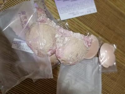 穿着很舒服，刺绣的花型也很漂亮，最主要是不像那种窄肩带会有红印这款穿着肩带舒适不勒，以上评价完毕，顺便感谢下万能的淘宝，平常周围买不到的小东西，动动小指头一搜，天南地北，古今中外，应有尽有，价格还实惠，感谢网络让生活更便捷^__^还送了胸垫，值得购买