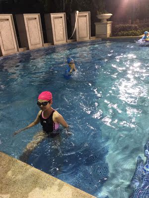 65斤小孩，146高。穿起来合身，不宽松了。有胸垫的，其实用不着，好想拆掉啊&hellip;&hellip;