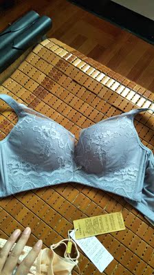 内衣收到，款式很漂亮，颜色也很好看，都是我喜欢的。试穿了一下舒服度也可以，以后穿久了再来追加