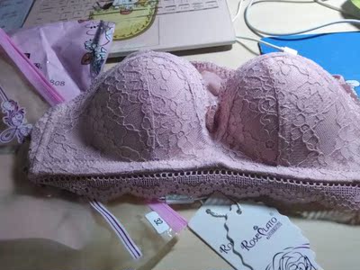 颜色很漂亮，质量好评，没有气味，摸起来手感很好，是我想要的，适合小胸mm聚拢效果很好。第一次写这么多的评价，因为确实是衣衣让我很满意