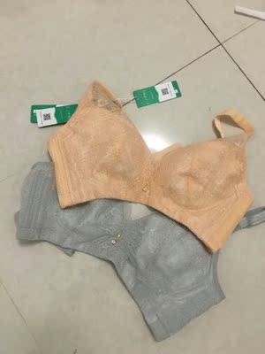 做工蛮好的，戴上蛮舒服的，这个价格比较实惠，实体店贵好多，很好，珍缇莎内衣值得信赖。很期待的一款内衣，跟图片一样，很好看，聚拢效果也很好，更聚拢更透气，一款非常好的无钢圈内衣，本来看到没有钢圈还担心不聚拢呢，上身效果很好，很满意．很性感，穿着舒服，很贴身有一点也不勒。果断介绍给闺蜜。洗了一下也没变形，质量很好，价格实惠，料子很好，摸起来不错很舒服，穿着肩带不掉，实用