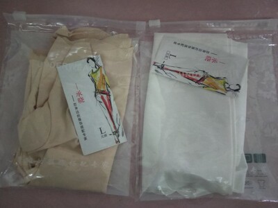 一下子买了两条,挺好的,是那种无痕冰丝的。 一下子买了两条,挺好的,是那种无痕冰丝的。