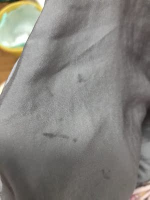 淘宝十多年，第一个差评给你家！真是太气人了！第一次寄过来的裙子皱皱巴巴的，胡乱揉成一团装在袋子里，还没有吊牌。联系客服承认衣服本身是有吊牌的，是他们的失误，让寄回去换一件。结果换回来的还是一件残次品：依然和第一次的一样！没有吊牌！裙子皱巴巴！而且这件身上布满油状的污渍！裙身走线弯弯曲曲，鼓包！不知道是哪里拣来的垃圾衣服！