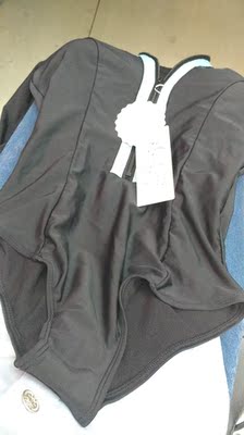 男朋友给我买的，这个泳衣看起来挺保守，但是其实对国人来说不算是保守那种，毕竟三角裤的开叉有点大，一开始看图片的时候就担心开叉大，穿上之后倒是该保护的地方都能保护住，我是比较封建的，还是有点不太习惯，男朋友倒是挺喜欢的，穿上的话比较显瘦的，泳衣里面胸部的地方是有海绵垫的，如果拉链不完全拉上会有点显的胸外扩的感觉，质量上来说还可以吧，我是165，体重100，买的m号穿上是正正好好的，泳衣不要买太大的，不然裤衩的部分在蹲下的时候会侧漏的。总体来说比较满意，只是我个人不太习惯，好评吧