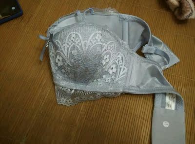 这个内衣也太好看了吧,平胸妹子的福利,穿起来超聚拢,很舒服,没色差 很好看 这个内衣也太好看了吧,平胸妹子的福利,穿起来超聚拢,很舒服,没色差 很好看