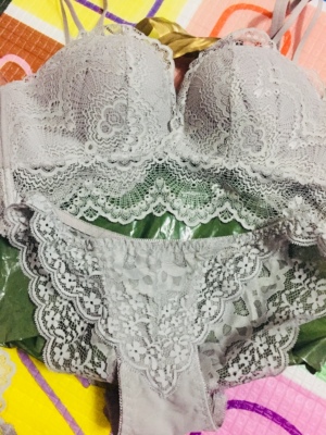 快递不错?，盒子包装都完整无缺，打开感觉还可以，不过试了一下两款多很满意，蕾丝不错?版型好不勒，内裤大小很合适，还想买别的颜色！