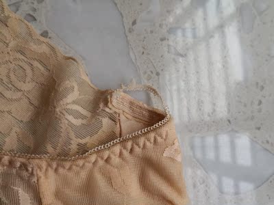 物流很快，服务态度好，就是太薄了，只能穿几次就不能要了，不舒服夹屁股不舒服。