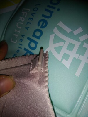 挺好的,布料舒服,尺码也还合适,就是底片有点容易移位,还是一片式的好啊!推荐。扣子需要注意一下,不能太用力,容易坏。 挺好的,布料舒服,尺码也还合适,就是底片有点容易移位,还是一片式的好啊!推荐。扣子需要注意一下,不能太用力,容易坏。