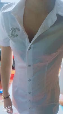 宝贝已经收到了，穿了一天才来评论的，衣服面料穿上特别舒服，而且也不是很短，超级喜欢，特有型，卖家服务态度很好，建议尺码也很合身，有喜欢的亲们，可以下手了！