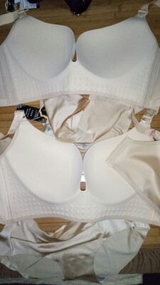 很早就想买这种无钢圈，一片式的内衣了。我平时在网上买都要买E杯的，所以找了好久都没有自己的型号(ಥ_ಥ)。这次听客服推荐，买了C杯，抱着有运费险，不好不合适就退货的心态，买了2个。买想到穿上很合身，摸着有点厚，可穿在身上一点都不闷。太棒了。唯一有点不足的就是闻着有点味，透了2次水才好点。