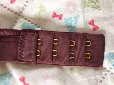 内衣面料柔软,触感舒适,穿着很透气,零束缚,酒红色很好看,哈哈,好评。 内衣面料柔软,触感舒适,穿着很透气,零束缚,酒红色很好看,哈哈,好评。