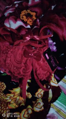 快递到了，回家拍不急待的打开看，好漂亮，第一次卖情趣小内内，晚上给老公一个惊喜，等晚上穿给老公看看，卖家工作真好，快递上没有任何敏感字眼，非常开心，晚上与老公体验后，在来追评，这样老公就会非常方便了，我也开心?嘻嘻，卖家服务态度好，宝贝质量好，便宜，以后我还会购买这个店铺的性感睡衣，睡裙，小内内，物流非常快，喜欢的亲，拍下来可以增加夫妻之间的乐乐