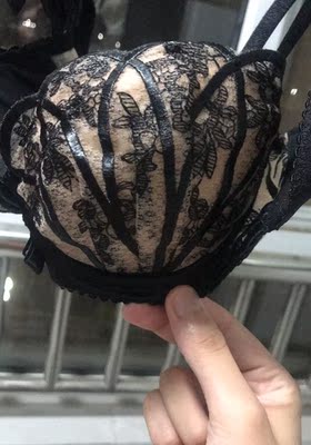 感觉质量不是很好。。。半杯的，显得胸很小。。而且尺码比平时我穿的尺码小。。