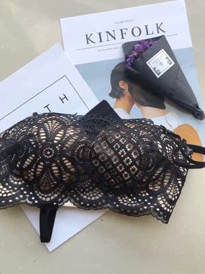 很不错，一眼看上去就很高档，质量很不错，摸起来就绝对不是那种差料子，蕾丝很漂亮，细节处理挺好的，不会扎皮肤，比我之前买的要好。内衣穿起来挺集中的，我是有一点点外扩的胸型，穿上之后立刻变得挺拔上托。这种是没有钢圈的，穿起来很舒服，不会勒的疼，肩带也是可以取下来的，取了肩带搭配各种衣服都挺好，特别是连衣裙什么的，感觉每个MM都需要这样一款文胸。而且防滑设计也不错，不用肩带也不会下滑。