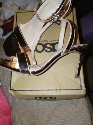 这个鞋子简直是……太漂亮了!拿到鞋子没等回家,车库就打开试穿了!!!玫瑰金色要比金色的鞋子好看,夏天就要有一双这样简单大方的鞋子!无奈本人是胖脚,以往这种一字带的鞋子根本不敢考虑。这家的方头很宽松,穿上不会勒脚。不要贪大,这鞋很宽松的!本来38的脚拍了38.5的,太大了。换了一双38的,正好!走了几步非常舒服!其他卖家都会等收到退回的鞋子才会寄出来,卖家非常好,知道我着急穿,我寄出去后提供物流单号,卖家马上给我寄过来一双,节省了我等待的时间,质量好、款式漂亮且便宜的鞋子,不抢到手会后悔的!难得这么好的卖家!我会一直关注大叔家,多多买漂亮的鞋子 这个鞋子简直是……太漂亮了!拿到鞋子没等回家,车库就打开试穿了!!!玫瑰金色要比金色的鞋子好看,夏天就要有一双这样简单大方的鞋子!无奈本人是胖脚,以往这种一字带的鞋子根本不敢考虑。这家的方头很宽松,穿上不会勒脚。不要贪大,这鞋很宽松的!本来38的脚拍了38.5的,太大了。换了一双38的,正好!走了几步非常舒服!其他卖家都会等收到退回的鞋子才会寄出来,卖家非常好,知道我着急穿,我寄出去后提供物流单号,卖家马上给我寄过来一双,节省了我等待的时间,质量好、款式漂亮且便宜的鞋子,不抢到手会后悔的!难得这么好的卖家!我会一直关注大叔家,多多买漂亮的鞋子