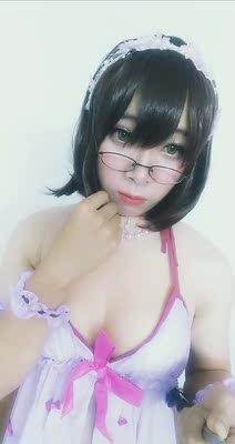 买很久现在才评价衣服可以说非常好舒服特别丝袜！！感觉这套衣服不适合我穿！男孩子出是硬伤太难了