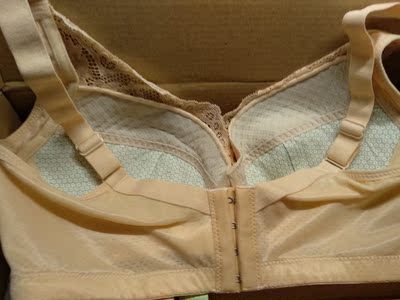 客服态度很好，穿着也合身，薄的，蕾丝的感觉不到扎，挺满意的！