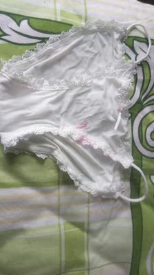 一片式的，很薄，摸着很舒服，样式也很好看，不会起球的面料，但就是掉色严重！建议大家选浅色的买，我二尺一的腰，选这个号合适，不紧不松刚好！图片白色的因为洗了和红色挂一起已经被染了！