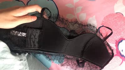 不满意，轻薄款，适合夏天穿，好歹一百多，其实很普通，写的面料是棉的，感觉也就几十块钱的样子包装也很随意，白色是另外一家店同时买的，七八十，送了透明肩带，皮尺，而且用纸盒装的。对比下来心情不怎么美，不喜欢退货，反正夏天穿穿可以~