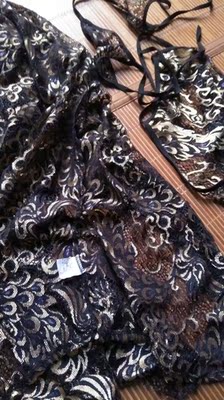 衣服很漂亮，胸小照样好看。质量也比想象的好多了，穿着拍写真很性感，洗过了不褪色，水稍微深点属正常。外套我穿感觉有点老气，不穿更好看😊可以当防晒衣用。喜欢的赶紧入手吧。