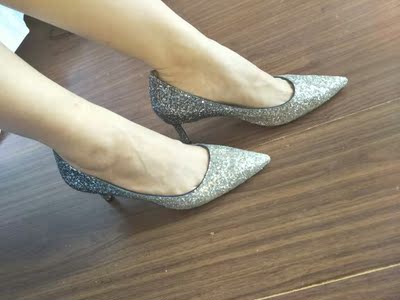 很漂亮~拍婚纱照买的~跟不是特别高，但是穿上半天也还是挺累脚的。整体来说很满意~