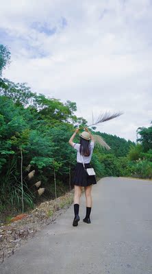 这个袜子怎么说呢……和别家带起来没有别家的好,勒的很紧,非常紧,站起来还好看不出来被勒出来的肥肉,但是放松(坐下)的时候,简直惨不忍睹,不过黑色还是算好的,白色简直了……勒得我都忍不住怀疑我是不是需要再减减肥?我被勒那么多肥肉出来果然还是因为我太肥了?我真的减肥成功了?不会是我又肥回来了吧?白色的的袜子真的让我不禁有这种想法在脑子里转来转去 这个袜子怎么说呢……和别家带起来没有别家的好,勒的很紧,非常紧,站起来还好看不出来被勒出来的肥肉,但是放松(坐下)的时候,简直惨不忍睹,不过黑色还是算好的,白色简直了……勒得我都忍不住怀疑我是不是需要再减减肥?我被勒那么多肥肉出来果然还是因为我太肥了?我真的减肥成功了?不会是我又肥回来了吧?白色的的袜子真的让我不禁有这种想法在脑子里转来转去