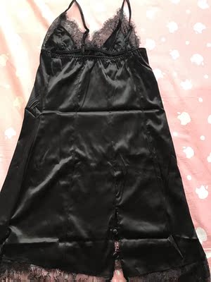 布料很滑,就是有点褶皱,洗时候掉色严重,但是很美很合适,包装很好看很贴心 布料很滑,就是有点褶皱,洗时候掉色严重,但是很美很合适,包装很好看很贴心